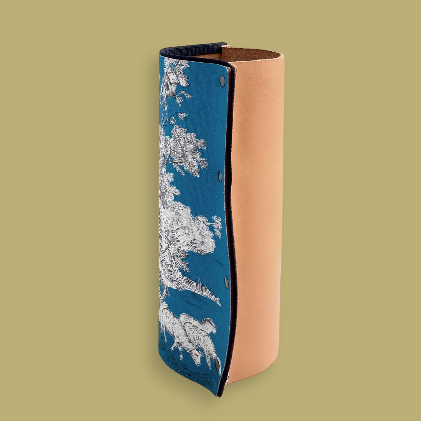 Modèle BOA Vase en toile de Jouy sur cuir